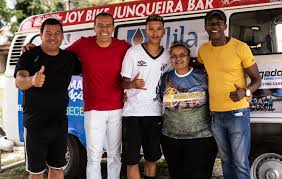 Jovens da iniciação esportiva recebem Kombi para futebol interativo