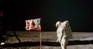 C'était il y a cinquante ans, malgré quelques petits incidents techniques, dans le cadre de la mythique mission apollo11. Comment Un Drapeau Plante Sur La Lune Peut Il Flotter