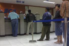 Jika ingin memasukkan dana ke rekening pribadi disebut sebagai setoran tunai, sedangkan memasukkan sejumlah dana ke rekening orang lain disebut. Perbedaan Cara Antre Di Bank Bca Bri Bni Dan Mandiri Uangindonesia Com