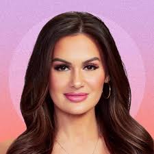 Comparison of Jessica from Love is Blind and Mariska Hargitay's Physical  Appearance