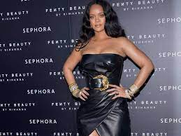rihanna im hautengen lederkleid nur nicht zu viel bewegen trend magazin rihanna modestil lederkleid