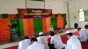 291 857 просмотров • 28 окт. Video Pelajar Di Kabupaten Tapin Ikut Kursus Tata Cara Memandikan Jenazah Banjarmasin Post
