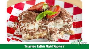 Daha sonra 15 adet çileği ve 1 adet muzu minik küpler halinde doğrayın. Tiramisu Tarifi Nasil Yapilir