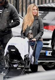 Paul pogba wife and child : Paul Pogba S Stunning Girlfriend Maria Salaues Takes Newborn Baby To Watch Man Utd S Clash With Southampton