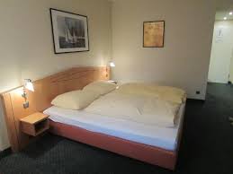 Herkömmliche matratzen in den maßen 180x200 cm verfügen in der regel über einen härtegrad sowie zonen, die sich über die gesamte fläche dieser. Room Aufnahme Von Hotel Panorama Hamburg Harburg Tripadvisor