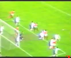 O terrível jogo de marselha, em que o benfica foi bafejado pela sorte ao trazer para lisboa uma desvantagem mínima apenas, e o demolidor, tribal e inexcedível inferno da luz, com mais de. Mao De Vata Nao Posso Deixar De Pensar Em Arranjinho Maisfutebol