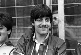 Bundesliga und für andere süddeutsche vereine auch in der bundesliga aktiv. Enthullt Daran Scheiterte Der Wechsel Des 19 Jahrigen Joachim Low Zum Fc Bayern Tribuna Com