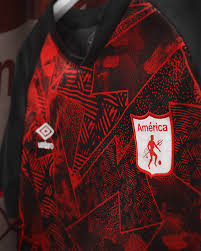 El escudo con el diablo que identifica esta institución apareció en la década de 1940 como un símbolo de fiesta los protagonistas de la época manifestaban que los jugadores americanos jugaban como verdaderos diablos en la cancha. Terceira Camisa Do America De Cali 2020 2021 Umbro Mdf
