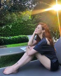 Eğitimini i̇stanbul yeni levent lisesinde mezun olmuştur. Mine Tugay Turkishchicks