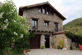 Está formada por 3 casas de 2, 5 y 6 habitaciones que se pueden alquilar por. Casa Rural Los Cerezos Casa Rural En Jaca Huesca