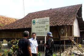 Gambar rumah adat jambi seperti di atas ini. Sejarah Dan Keunikan Rumah Adat Panjalin