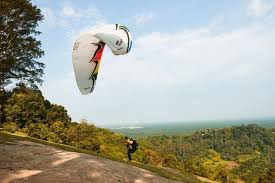 Although not without risks, hang gliding remains one of the most popular sports in the world today. Hang Gliding Vs Paragliding Which Is Best For You Global Paragliding
