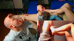 。美女厌倦了工作，她的朋友舔了舔她的脚，然后性交并完成了它们