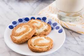 Olahan kelapa parut ini biasanya dijadikan taburan untuk kue atau percikkan air kelapa pada tepung yang sudah dikukus dan diparut hingga tekstur agak bergerindil kecil. 5 Resep Kue Kering Berbahan Kelapa Cocok Untuk Lebaran