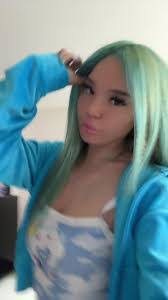 Rebecca Coster's Instagram, Twitter & Facebook