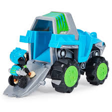 En marchant sur le sable carlos actionne un bouton faisant surgir un immense totem qui détruit la barque avec laquelle ils se sont rendus sur l'île. Pat Patrouille Rex Dino Rescue Figurine Et Vehicule