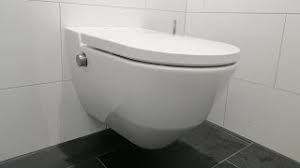 En comparaison avec les toilettes classiques, le réservoir encastré sera plus silencieux car la paroi va étouffer les. Montage Eines Dusch Wc Youtube