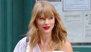 تايلور سويفت وجو ألوين ينتعلان نوع جزم يمتلكه كلّ بريطاني (صور) | النهار  العربي