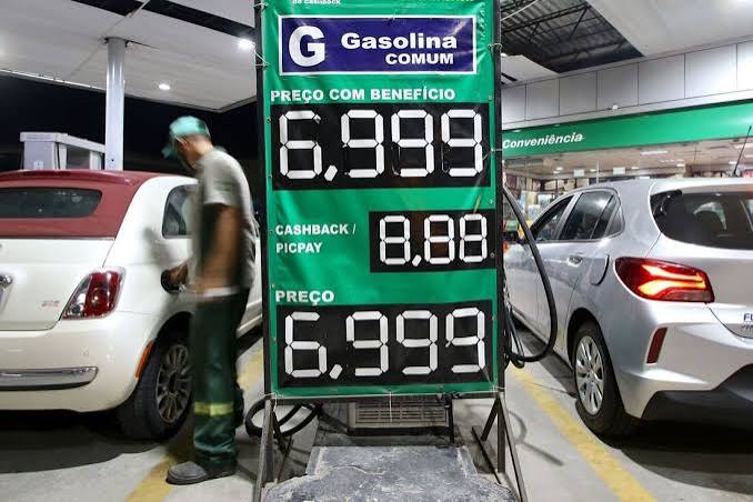 Após anúncio de reajustes, postos no Recife vendem gasolina com preços entre R$ 6,97 e R$ 7,09 - Folha PE
