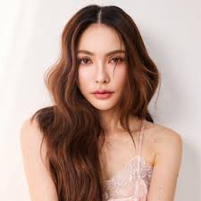 Gt is correct. Jenny Tien(phosuwan) is a Thai actress. Tanghulu = Chinese  snack, fruit coated in sugar syrup.