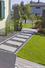An Option To Make The Garden Path Around The House Modern Without Having A Complete Slab Or Paved Surface The Step Plates With Grav Gartenweg Garten Vorgarten