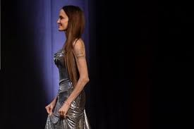 Tagli capelli corti 2021 primavera estate. Angelina Jolie Brilla A Roma Ma Si Vedono Le Extension Ai Capelli