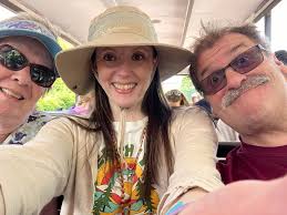 Caught the last train of the day and finally got to meet the wonderful  Micki Skwiera Patterson who was hanging out with my buddy Chris Robey! 🚂