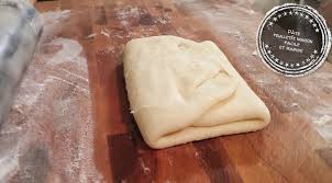 200 g de farine, 1 verre d'eau (environ 1 dl), 1 cuillère à café de sel (une grosse pincée). Pate Feuilletee Maison Facile Et Rapide Au Bout De La Langue