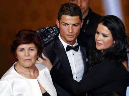 La madre de cristiano ronaldo ha dado a entender que los rumores de su mala relación con su nuera son ciertos con sus movimientos. Cristiano Ronaldo Husband