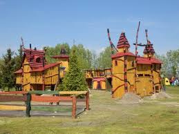 Naturverbundener Park Fur Die Ganze Familie Ladt Zum Mitmachen Ein Spielen Und Klettern Bauen Und Basteln Rutschen Und Sc Wasserspielplatz Wasserkissen Tipi