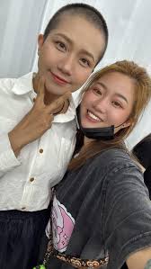 昨天的造型老師好棒❤️ 很會化妝👏👏 滿滿的愛心完全不收費支持癌友每個人都是無私付出這個社會還是充滿溫暖昨天被問到一個問題