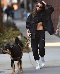 Ратаковски родилась 7 июня 1991 года в лондонском районе. Versace Sunglasses Worn By Emily Ratajkowski New York City March 13 2020 Spotern