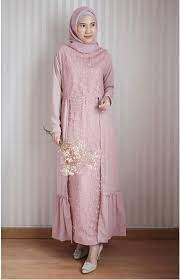 Dress brokat warna peach yang membuat tampilan anda lebih anggun. Dress Brokat Muslim