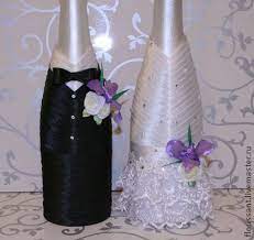 Puedes tener en cuenta la decoración de botellas para ofrecerlas como souvenirs, centro de mesa, un detalle en una repisa de la casa así como también para regalar. Botellas Decoradas Para Boda Decoraciones Para Bodas Botellas Decoradas Botellas De Vidrio Botellas De Vino Decoradas