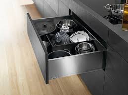 Eine schublade (regional schubfach oder „schub, vor allem österreichisch, bloß „lade) ist ein oben offenes behältnis, das horizontal aus einem schrank oder einer kommode herausgezogen werden kann und meist auf seitlich angebrachten schienenführungen gelagert ist. Kuche Richtig Einraumen Geheimtipps Fur Mehr Platz Kuchenfinder