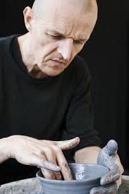 Perfekt unperfekt: Im Oderbruch töpfert ein ehemaliger Mönch Teller für  Spitzenrestaurants