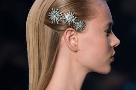 The style icon invisibobble® sprunchie now in an elegant design. 40 Gorgeous And Grown Up Ways To Wear Hair Barrettes Thefashionspot