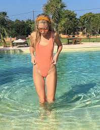 For example, a video of your hawaiian vacation might be tagged with hawaii, beach, surfing, and sunburn. Camel Toe Carnage As Kate Moss Little Sis Suffers Swimsuit Gaffe Daily Star