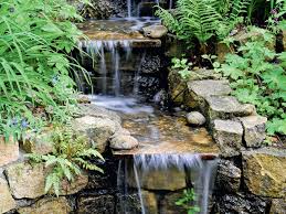 Selbst in einem ganz kleinen garten schaffen sie wunderschöne wasserfälle. Einen Bachlauf Anlegen Gartenflora