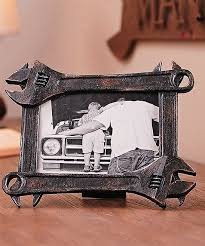 This Upcycled Wrench Photo Frame For Those Memories Which Need No Repairing Credits Zulily Babalar Gunu Elisi Kendin Yap Hediyeler Hurda Sanati