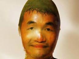 1.Devasa restoran tabelası altında ezilen kadın