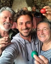 Oi Hauser Koinopoihsan Mia Fwtografia Sto Instagram Happy Easter From Hauser Family Deite 948 Fwtografies Kai Binteo St In 2020 Cellist Instagram Music Artists