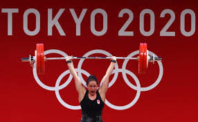 She lifted 105 kg in the snatch, and 131 in the clean and jerk to win canada's second gold medal of the tokyo games. Iq Roma0qmty8m