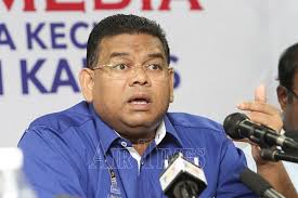 Bekas ahli majlis kerja tertinggi umno, datuk lokman noor adam ditahan polis ketika sedang bersiaran langsung di facebooknya, malam tadi. Lokman Adam Dipecat Dari Parti Umno Air Times News Network