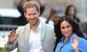 Prinz william sauer auf prinz harry und herzogin meghan. Meghan Markle And Prince Harry Wear Hairnets And Masks As They Bake In Los Angeles Hello