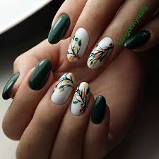 What kind of nail is best for a hot summer? Hunter Green Leaf Nail Art Design Beautiful Fall Nail Design Green Nail Designs Green Nail Art Green Nails