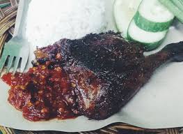 Resep opor ayam, cocok dimakan bersama ketupat saat lebaran. Bebek Boss Gurihnya Bebek Goreng Bercampur Sambal Ijo Yang Pedas Berminyak