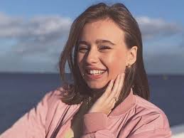 Oliwia bieniuk to nie tylko córka sławnych rodziców, jarosława bieniuka i anny przybylskiej. Oliwia Bieniuk Konczy 18 Lat Pochwalila Sie Prezentem Jaki Otrzymala