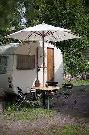 Einfacher Susser Ruhiger Weisser Weinlesewohnwagen Mit Weissem Regenschirm Kleiner Trailer Campister Indretningsideer Campingliv