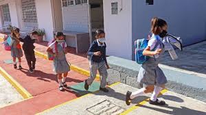 El ministerio de educación ha implementado diversas medidas para apoyar a las comunidades educativas en el proceso de retorno a clases presenciales. El Regreso A Clases Marca Un Cambio En La Postura Gubernamental
